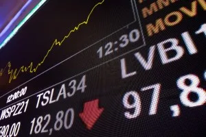 Ibovespa cai 3 mil pontos após anúncio do Bolsa Família, mas recupera: qual impacto?