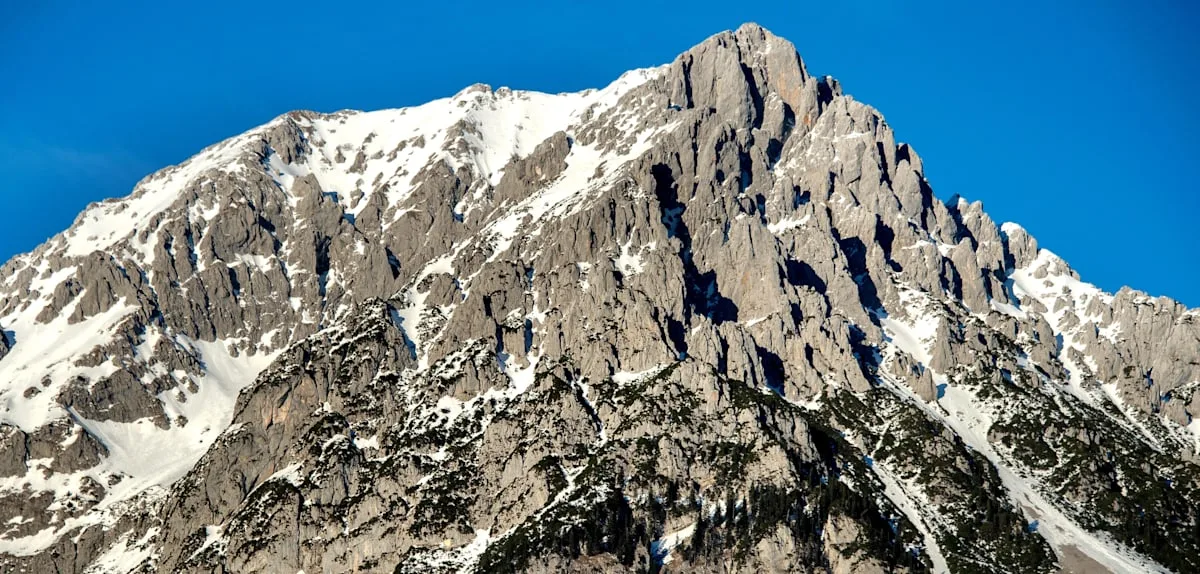 31-jähriger Deutscher überlebt 100-Meter-Absturz in den Alpen
