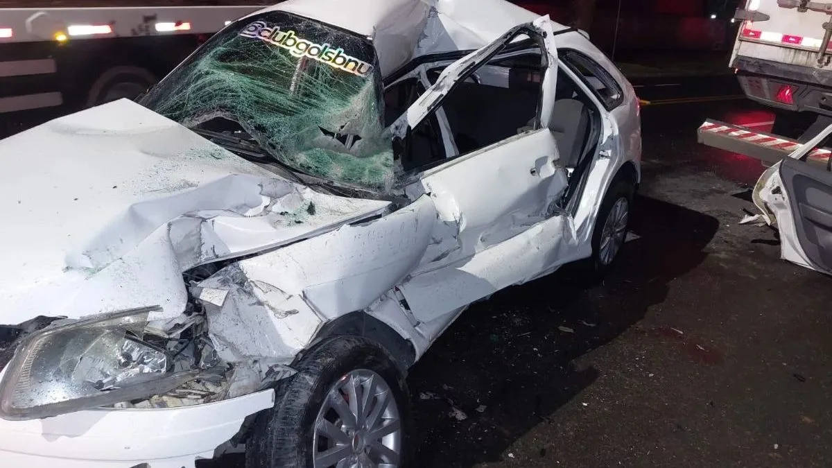 Jovem de 19 anos morre após bater contra caminhão estacionado em Blumenau