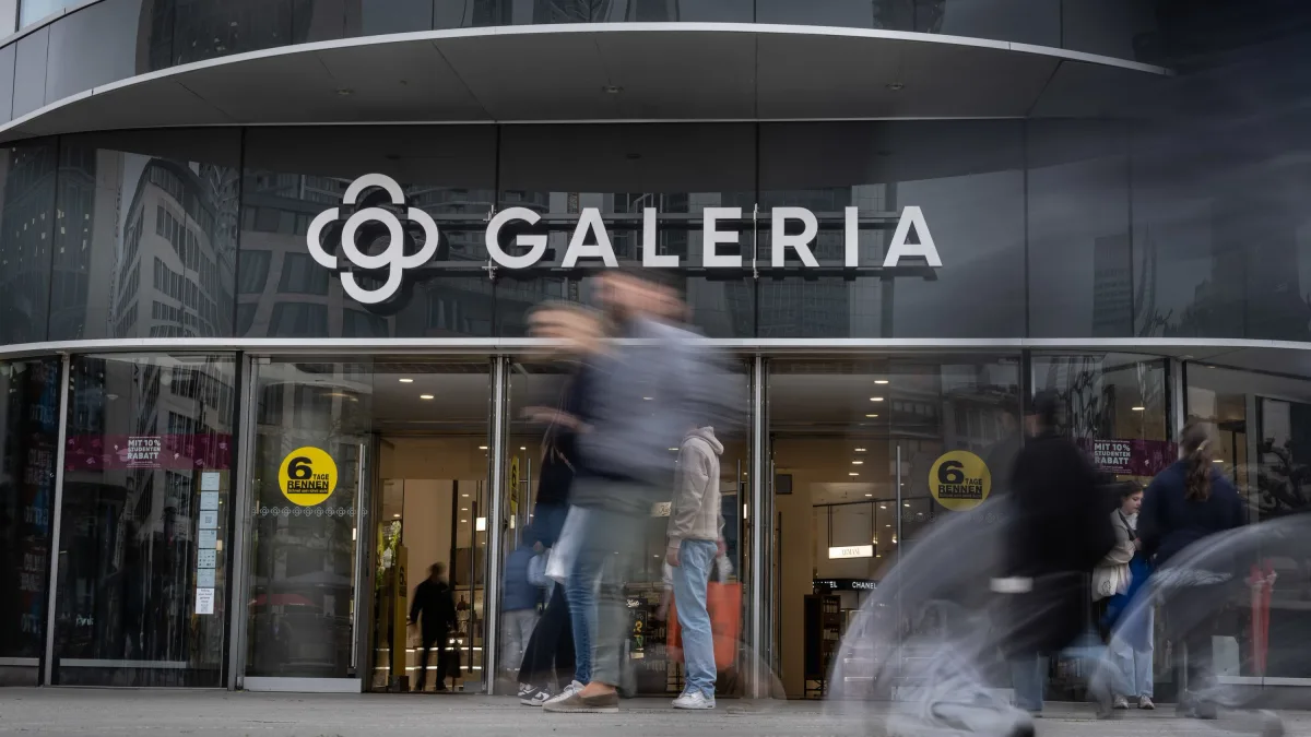 Galeria-Insolvenz: Lücken im Regal und Absperrbänder