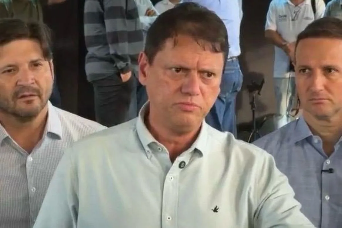 Tarcísio de Freitas é confundido com galã de novela em evento