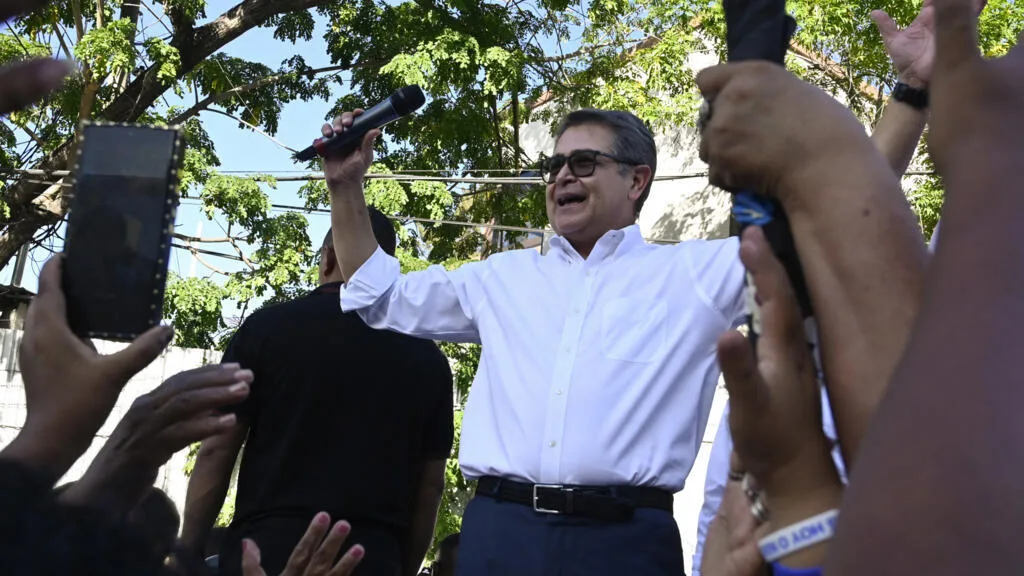 Honduras: indignation après un non-lieu pour l’ex-président Juan Orlando Hernandez dans une affaire de corruption