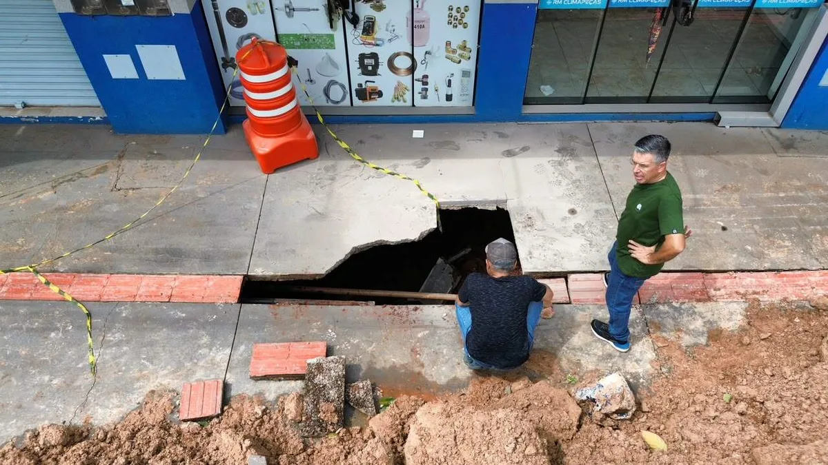 Prefeitura de Dourados avalia erosão que abriu buraco sob calçada no Centro