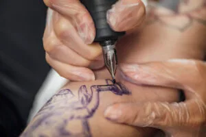 Consentimento de menor para tatuagem não afasta crime de lesão corporal