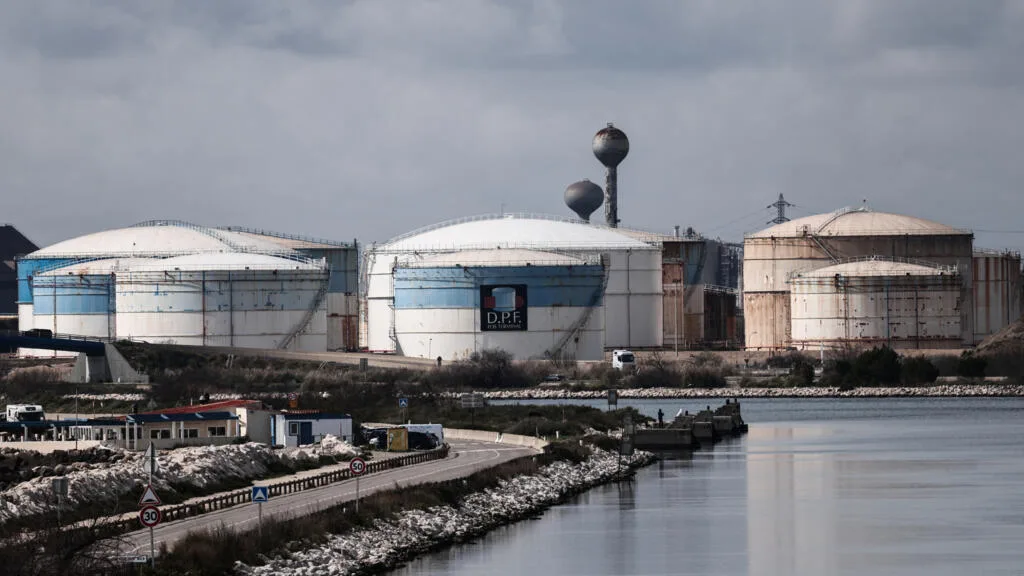 Prix du carburant : des pêcheurs mécontents bloquent un dépôt pétrolier à Fos-sur-Mer