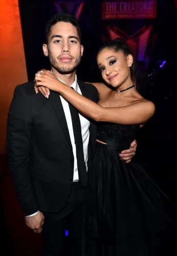 Ariana Grande surge com nova tatuagem, e detalhe em comum com o namorado Ricky Alvarez chama atenção; veja fotos Ariana Grande exibe nova tatuagem igual à do namorado, Ricky Alvarez (Foto: Getty; Reprodução/Instagram)