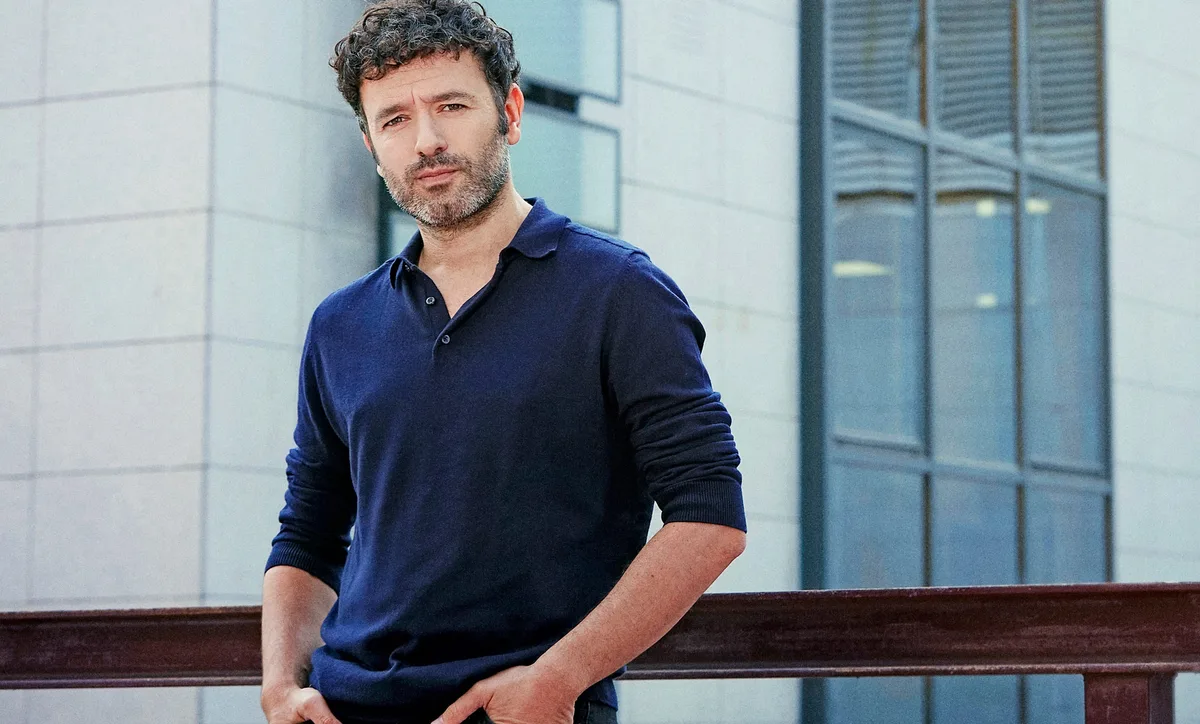 Rodrigo Sorogoyen, director de 'El ser querido': "El cine no es tan glamuroso como parece. Aquí hay gente que se levanta a las seis de la mañana y termina reventada a las seis de la tarde"
