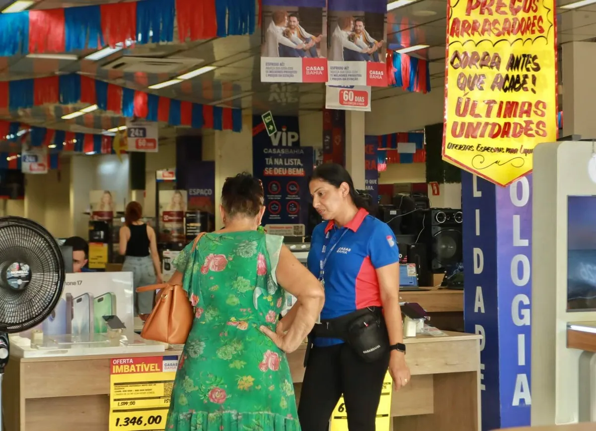Apesar da crise nacional, bom e velho carnê mantém clientela fiel às Casas Bahia