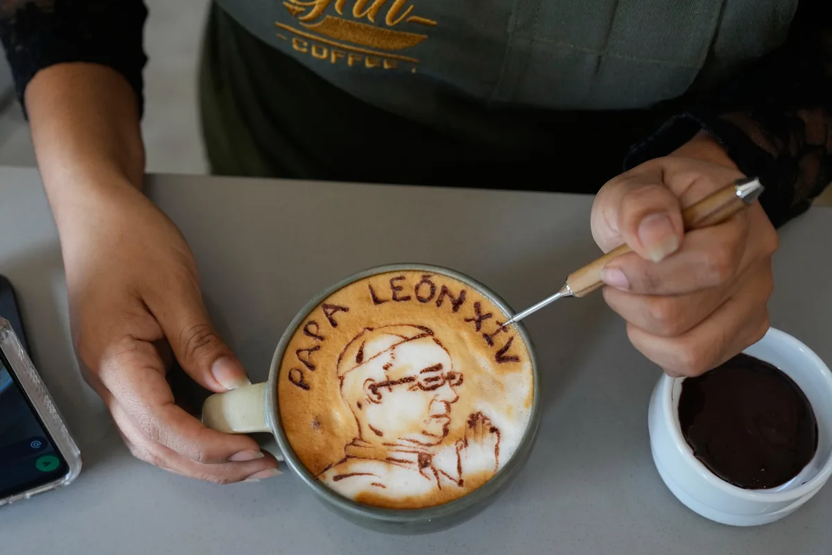 Ofrece una cafetería tazas de espresso, latte y capuchino con rostro del papa antes de su viaje a Perú