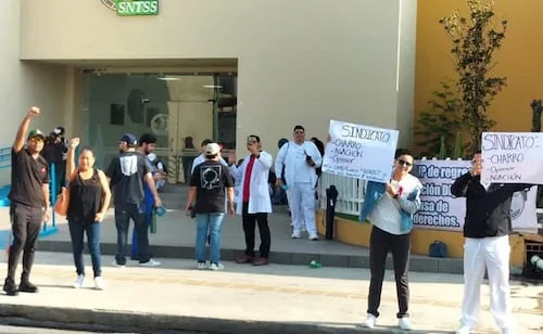 Protestan trabajadores del IMSS en Monterrey; rechazan incremento salarial del 2.9%