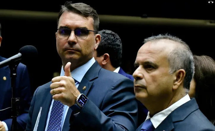 PL de Flávio Bolsonaro apresenta 5 emendas para barrar fim da escala 6×1 no Senado