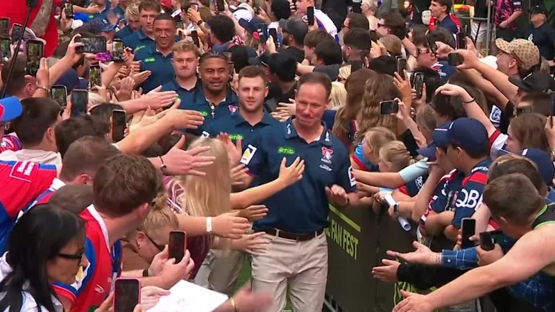 Holbrook re-signs, Frizell leaves for Tigers