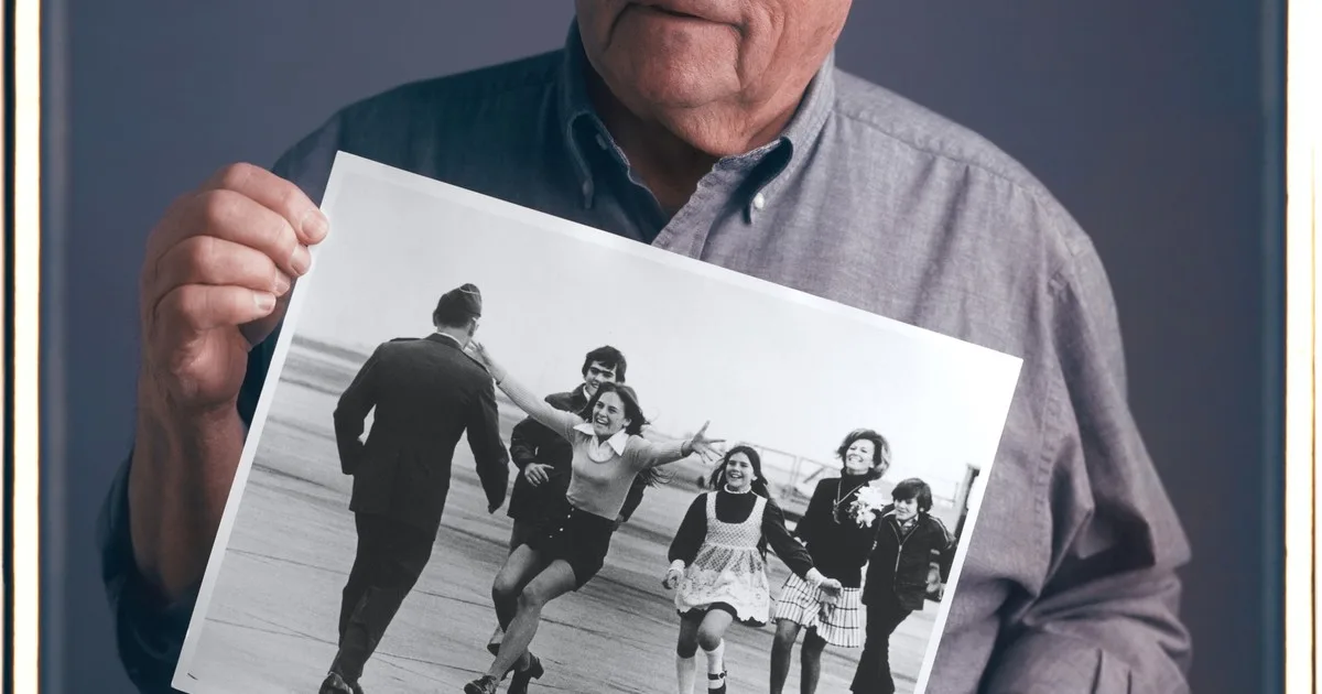 Murió Sal Veder, el fotógrafo que ganó un Pulitzer al inmortalizar el abrazo de un prisionero de la guerra de Vietnam con su familia