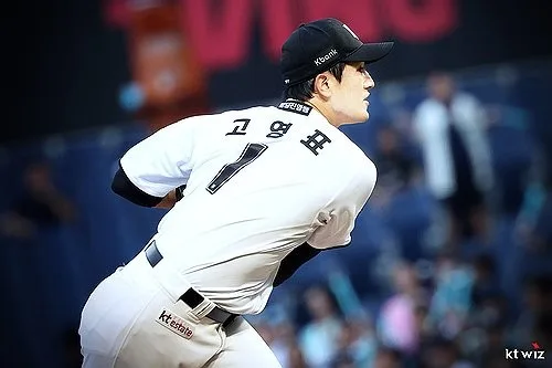 kt 고영표, 3이닝 7실점 강판…한화 왕옌청, 3⅓이닝 6실점 교체