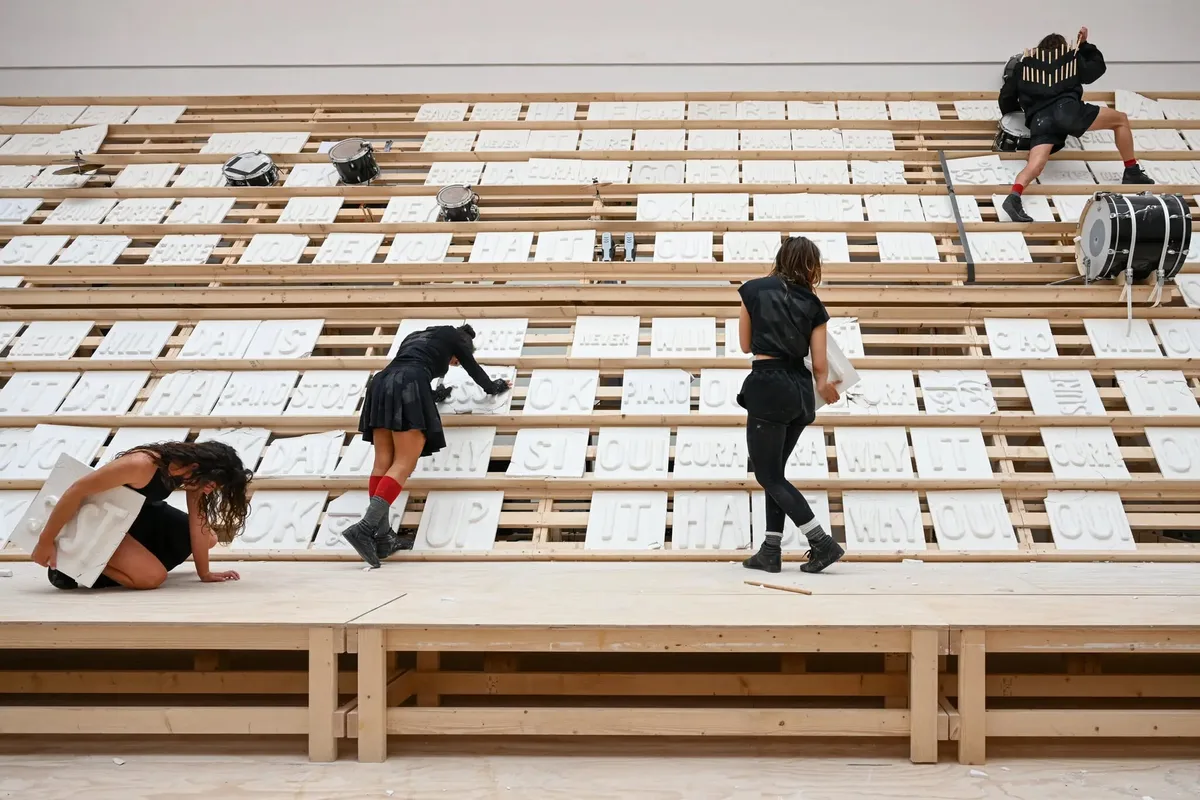 La performance conquista la Bienal de Venecia, aunque pocos países pueden afrontar el gasto