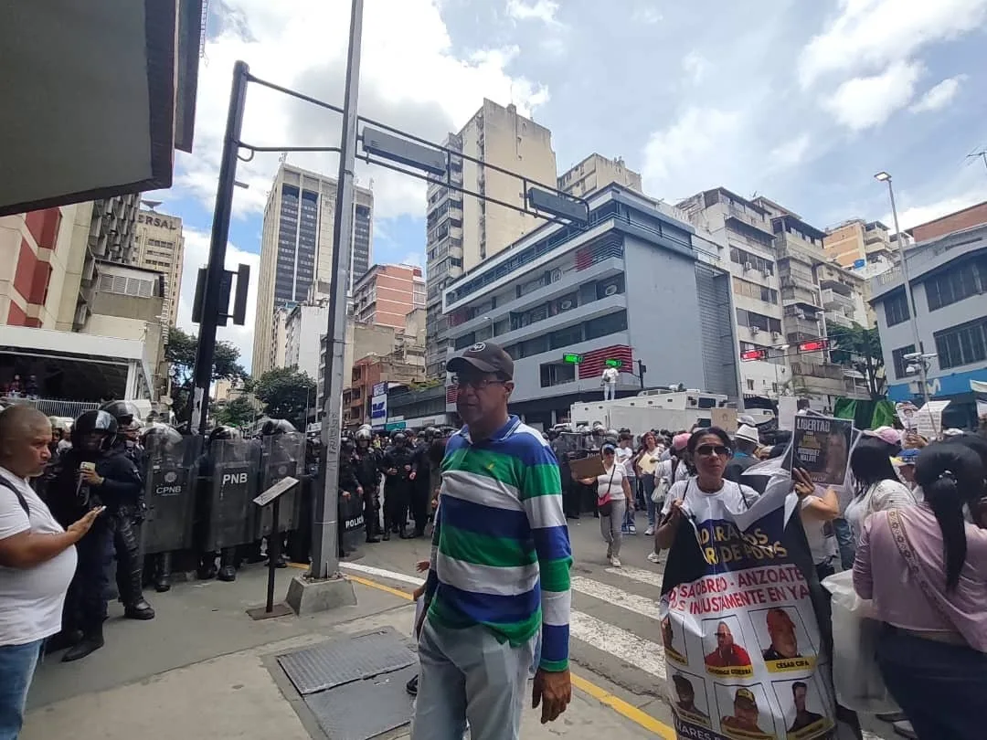 Policías agredieron a manifestante de la tercera edad en marcha por la libertad de los presos políticos