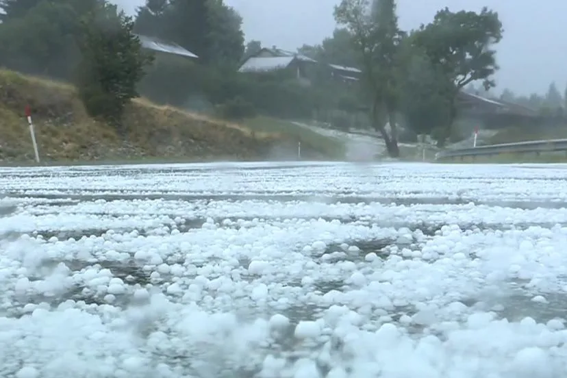 La 3e étape de la Vuelta annulée en raison d'un orage violent, les coureurs contraints de se mettre à l'abri