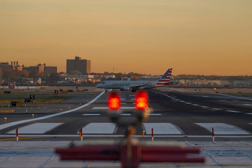 New York airport operations resume after technical disruptions affecting Northeast
