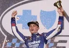 NASCAR O'Reilly: Corey Day ultrapassa rivais em disputa de três carros lado a lado e vence em Charlotte