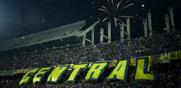 Rosario Central acusa torcida do Corinthians de racismo e rebate Hugo Souza