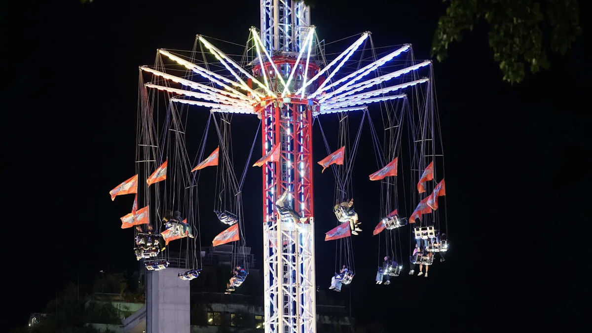 Angst am Hamburger Dom - 30 Meter hoch! Menschen hängen in Karussell fest