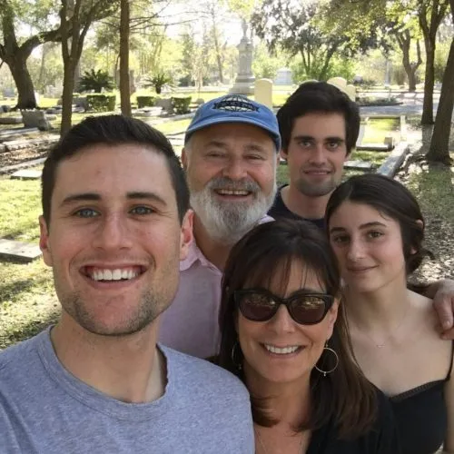 Justiça dos EUA toma decisão sobre Nick Reiner por assassinato dos pais e faz novas acusações Advogado de filho de Rob Reiner abandona caso minutos antes de audiência e aponta inocência (Foto: Getty)