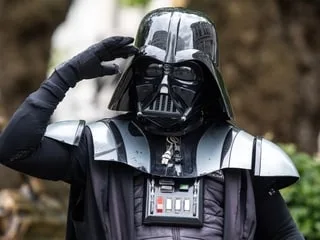 Pourquoi un mystérieux « Dark Vador » s’est-il invité au conseil municipal de cette grande ville ?