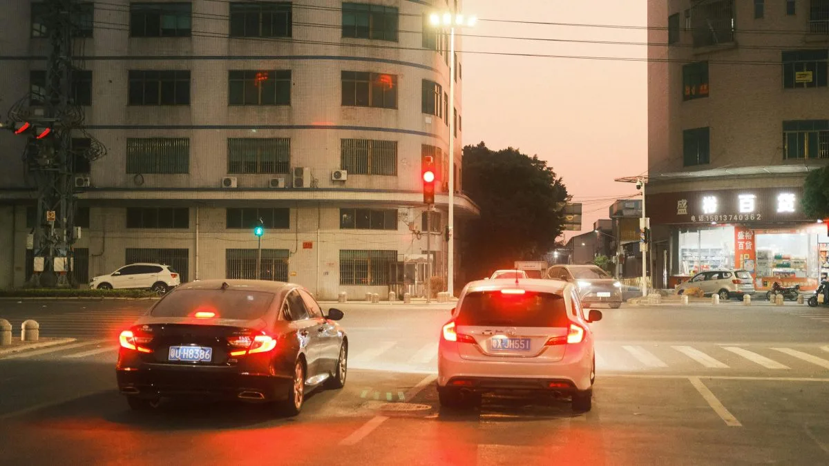 Nova lei altera o CTB e pode liberar sinal de luz para agradecer no trânsito, mas regras limitam o uso do dispositivo