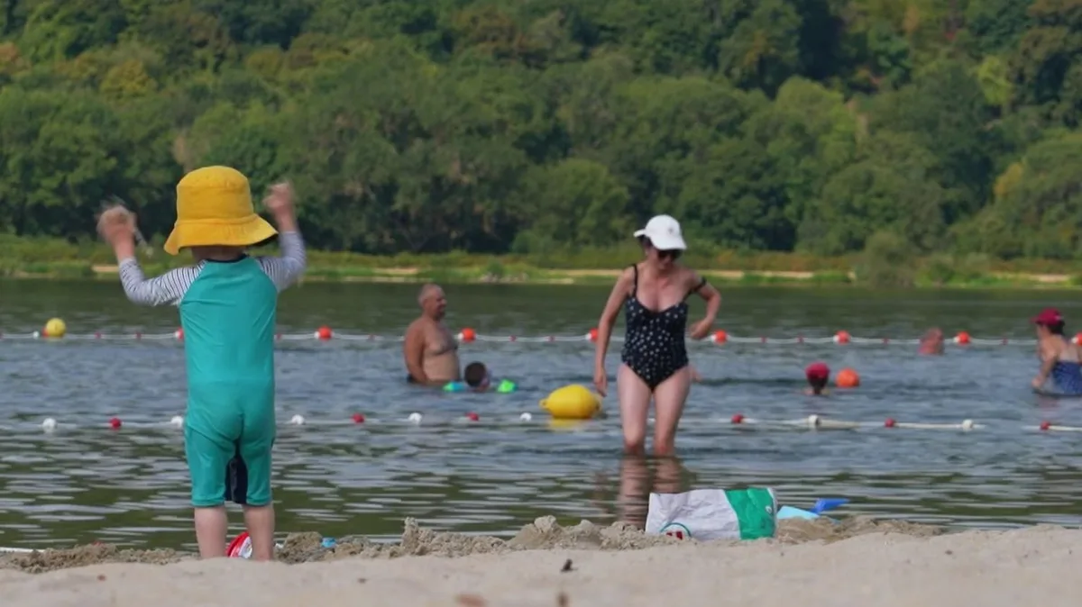 Canicule : ombre, baignade, grottes… Comment les vacanciers tentent d'échapper à la chaleur