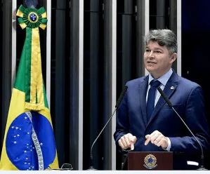 Em áudios, deputado do PL diz que seu eleitor “ora para alienígena e bebe detergente”