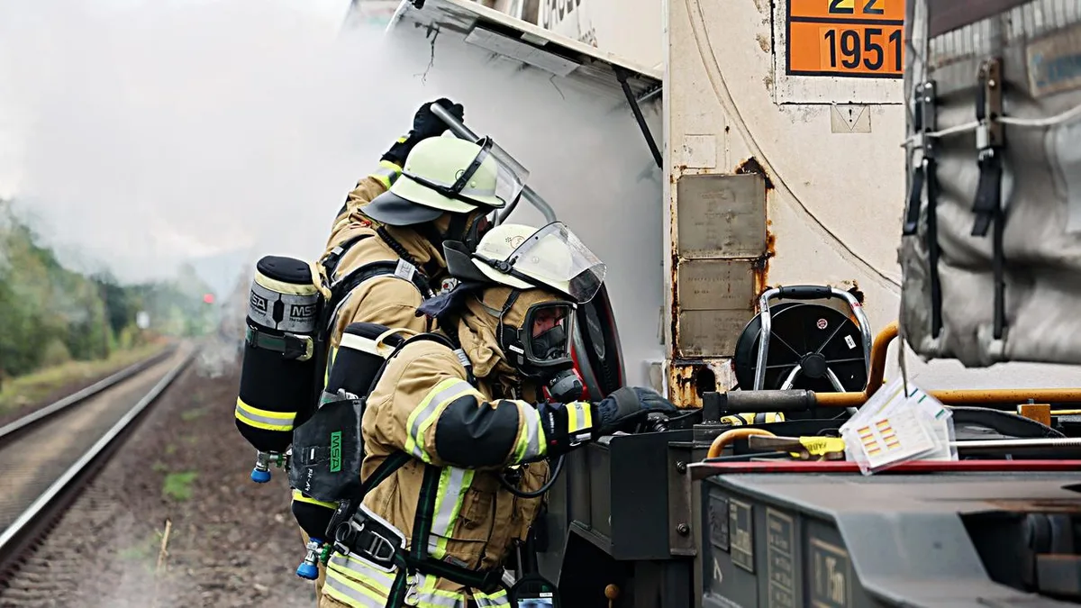 Weiße Wolke: Gasaustritt an Güterwagen löst großen Feuerwehreinsatz aus
