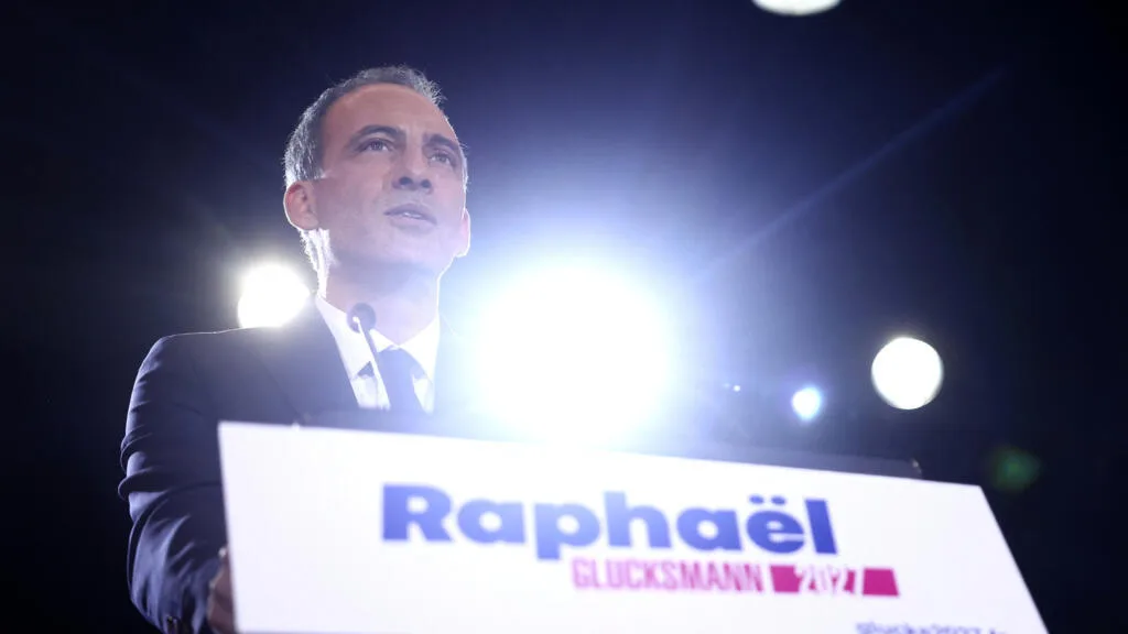 Raphaël Glucksmann enfariné après sa victoire à la primaire de la gauche sociale-démocrate