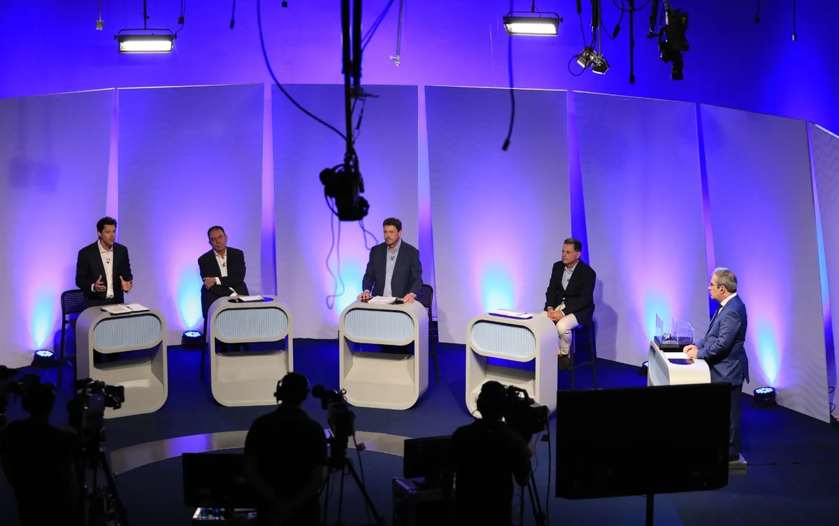 Candidatos ao governo de Goiás apresentam propostas e fazem críticas a adversários em debate