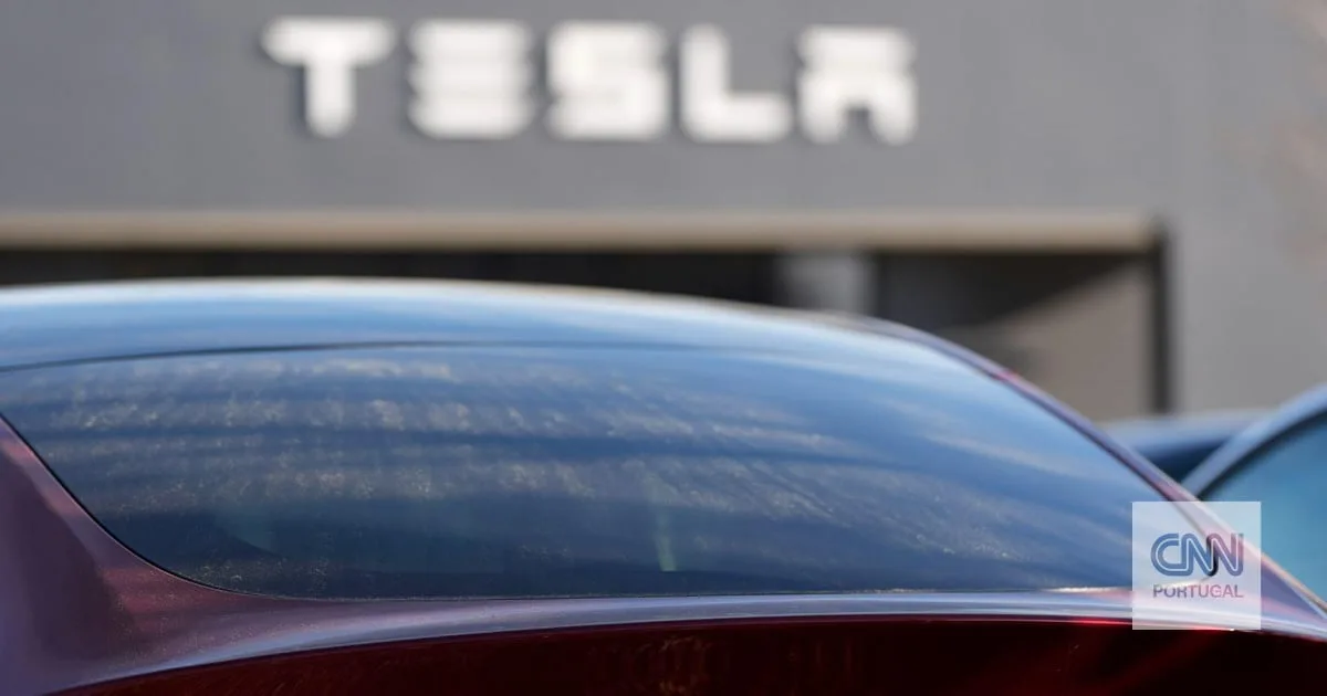 É capaz de voar e de acelerar dos 0 aos 100 km/h em menos de um segundo: Tesla apresenta o seu novo desportivo elétrico