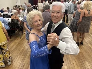 REPORTAGE. « On danse avec les copines ! » : l’indémodable thé dansant ravit les amoureux de la danse près de Bayeux