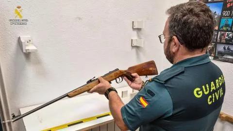 Dos menores detenidos en posesión de un rifle robado y munición en Albacete
