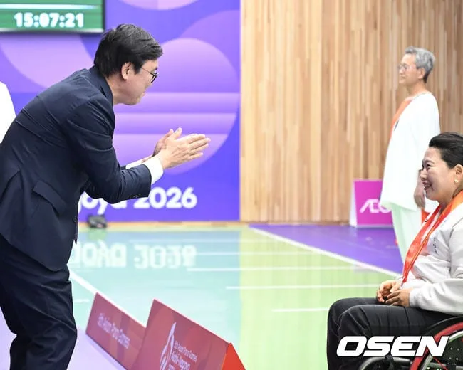 [사진]동메달 이윤리에 박수쳐주는 최휘영 장관