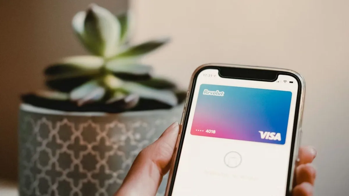 "Je n’ai plus aucune raison d’avoir un compte ailleurs": comment Revolut a séduit 8 millions de Français et bousculé le marché bancaire