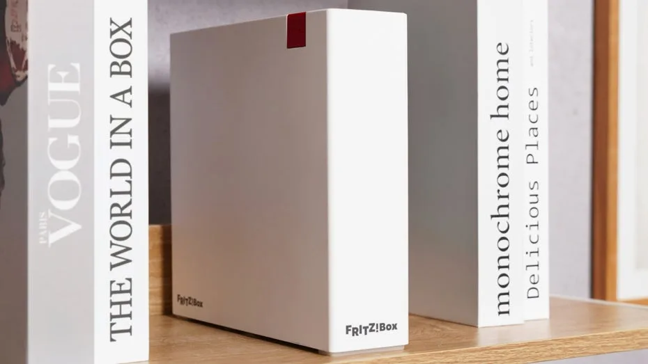 Diese Fritzbox kannst du endlich zeigen: Neues Design passt ins Bücherregal