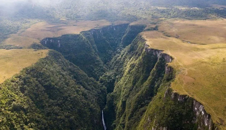 Helicóptero da empresa de Neymar, que levava cantor sertanejo, some durante voo em SC