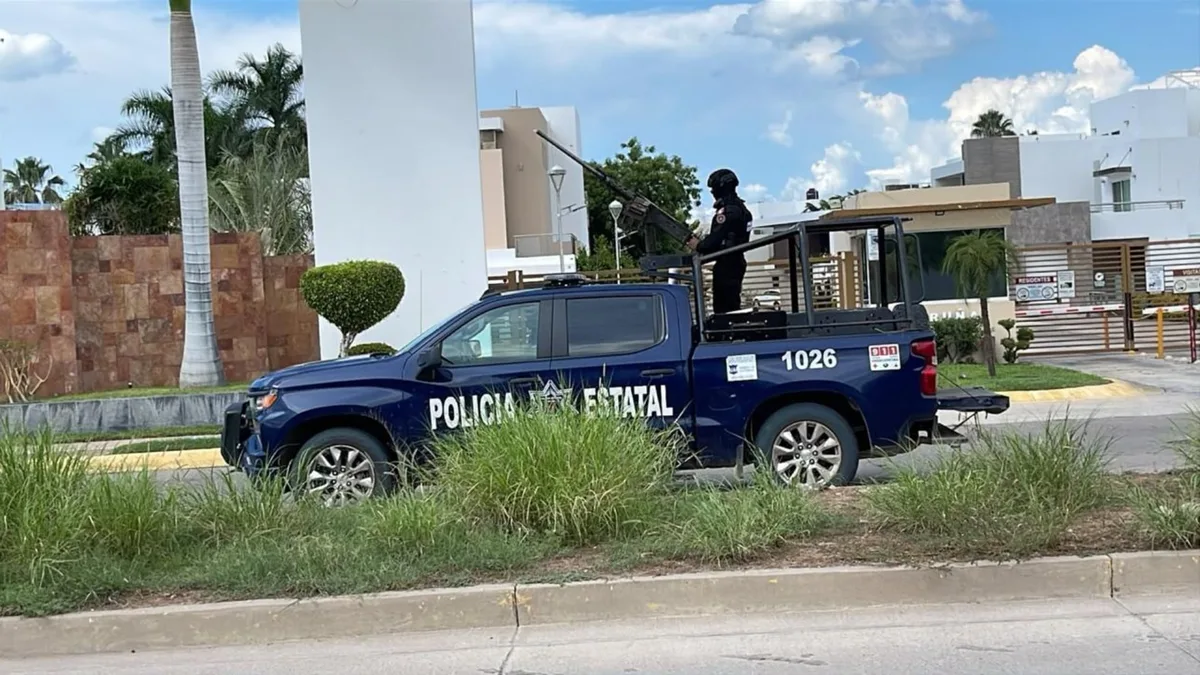 Tras operativo, aseguran vehículos y arsenal bélico a metros de la casa de Rocha Moya