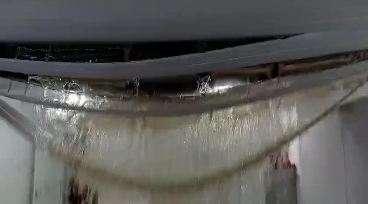 VÍDEO: teto de escola cede com acúmulo de chuva após queda de granizo em SC