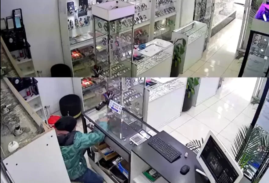 Video: entraron a robar a una joyería de Lanús, rompieron las vitrinas y vaciaron los exhibidores