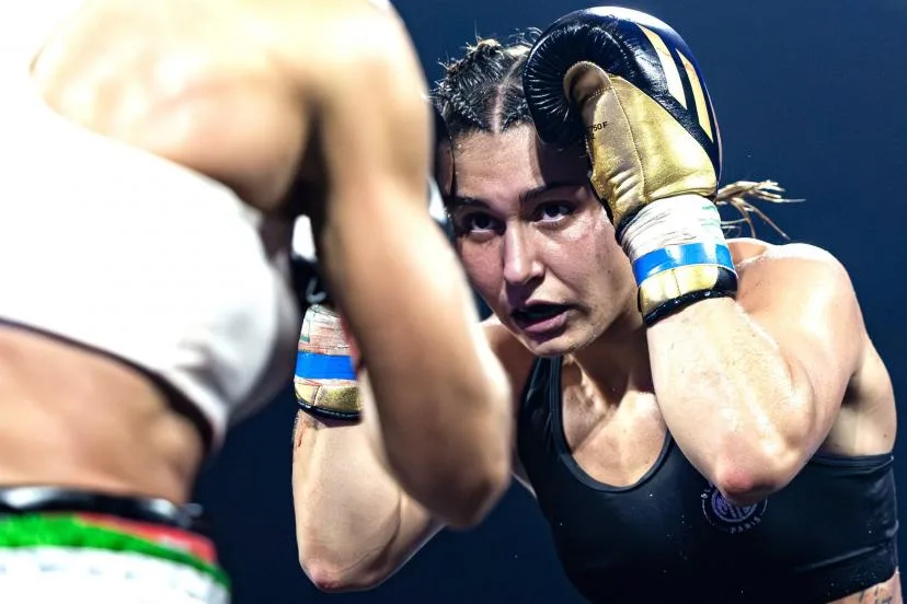 Comment Flora Pili se prépare à disputer un Championnat du monde des super-légers record face à la légende Katie Taylor devant 82 000 spectateurs