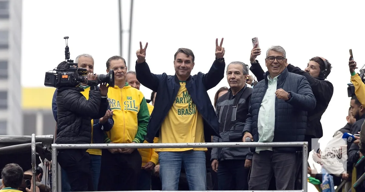 Flávio Bolsonaro, candidato presidencial, está a ser in0vestigado pelo STF por alegados crimes de corrupção e branqueamento de capitais