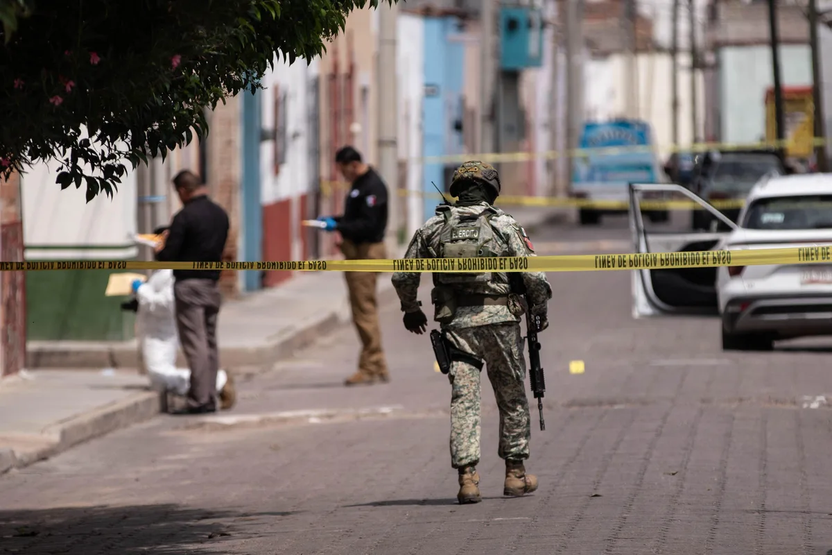 Atacan casa de diseñador que bordó vestido de Sheinbaum; Fiscalía de Oaxaca investiga intento de extorsión