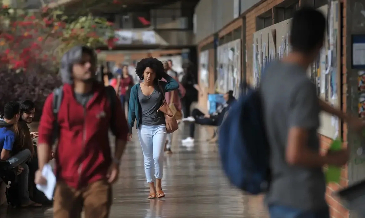 Universitários podem receber R$ 10 mil com novo Pé-de-Meia; saiba como