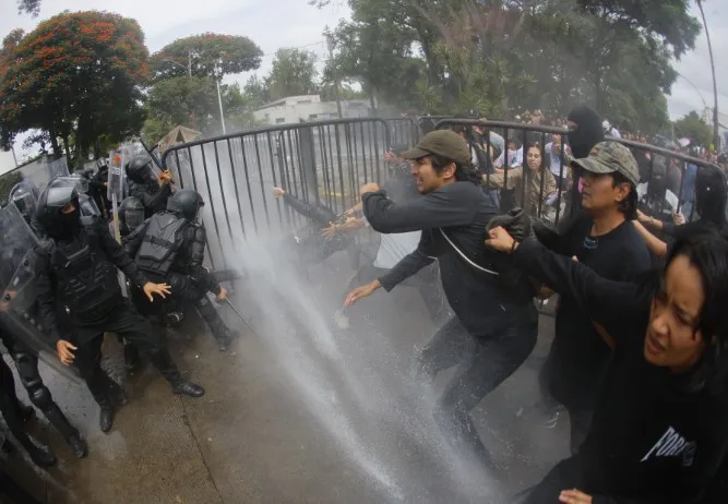 Liberan a 32 manifestantes detenidos tras protesta por agua contaminada en oeste de México