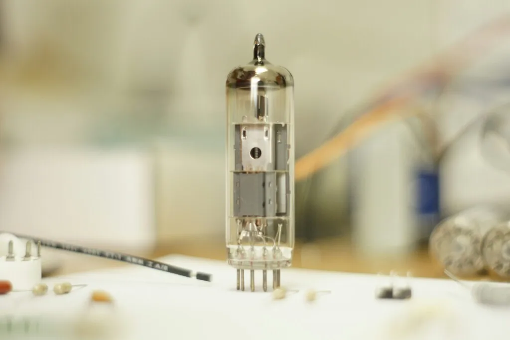 Alguien construyó una computadora con 460 bulbos de los años 50 y 60. Tarda 15 minutos en calentarse, pero funciona