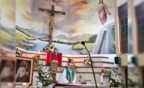 Sacerdote muere durante misa en Ecuador; una cruz de madera le cayó encima